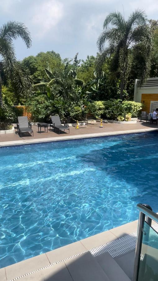 Lancris Residences 2 Bedroom Entire Apartment Near Airport With Pool Paranaque City Esterno foto